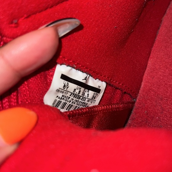 Authentic Air Jordan 11 Retro BG - Picture 3 of 11